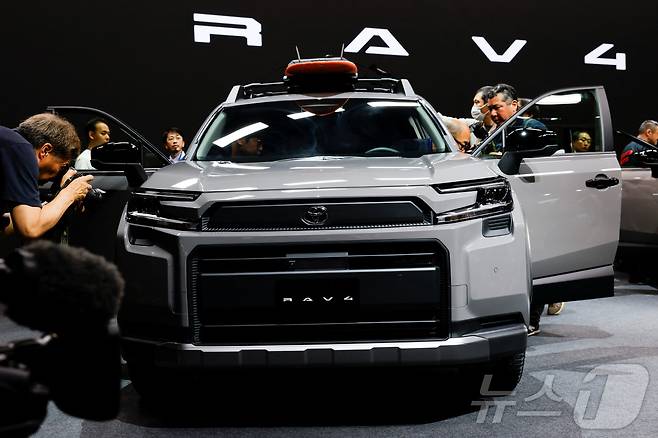 도요타 자동차의 올뉴 RAV4 스포츠유틸리티차량(SUV)이 21일 일본 도쿄에서 열린 월드 프리미어 이벤트에서 전시되고 있다. 2025.5.21ⓒ 로이터=뉴스1 ⓒ News1 신기림 기자