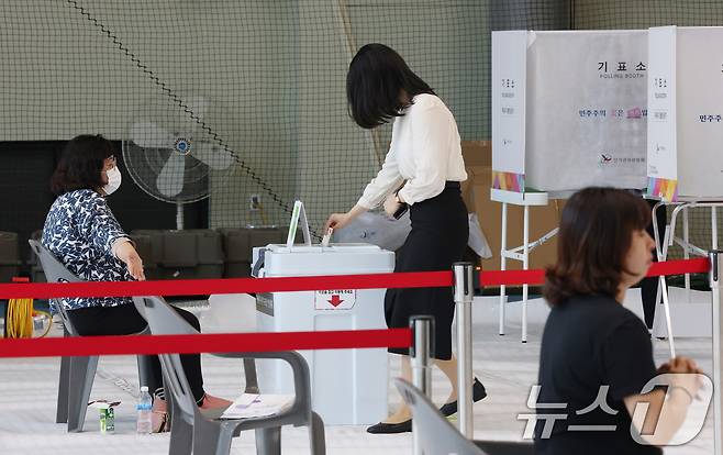 제21대 대통령선거 사전투표 둘째 날인 30일 오전 경기 수원시 권선구 정현중보들테니스센터에 마련된 사전투표서에서 시민들이 사전투표를 하고 있다. 2025.5.30/뉴스1 ⓒ News1 김영운 기자