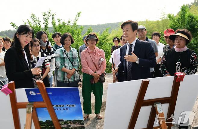조규일 진주시장이 30일 ‘평거동 한보타운 주변 도시계획도로 개설사업’ 현장을 점검하고 있다(진주시 제공. 재판매 DB금지)