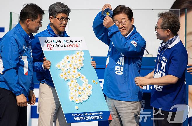 이재명 더불어민주당 대통령 후보가 30일 오후 강원 원주시 반곡동 원주행복마당에서 사전투표 독려 퍼포먼스를 하고 있다. 2025.5.30/뉴스1 ⓒ News1 이재명 기자