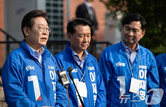 이재명 더불어민주당 대통령 후보가 30일 오후 강원 원주시 반곡동 원주행복마당에서 열린 유세를 마친 후 취재진 질문에 답변하고 있다. 2025.5.30/뉴스1 ⓒ News1 이재명 기자