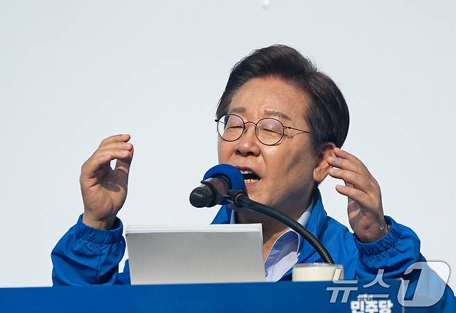 이재명 더불어민주당 대통령 후보가 30일 오후 강원 원주시 반곡동 원주행복마당에서 시민들에게 지지를 호소하고 있다. 2025.5.30/뉴스1 ⓒ News1 이재명 기자