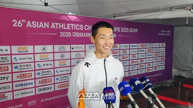 높이뛰기 간판 우상혁이 29일 경북 구미시민운동장에서 열린 2025 아시아육상경기선수권 남자 높이뛰기 결선에서 2m29를 뛰어넘어 우승한 뒤 취재진과 인터뷰하고 있다. 사진 | 구미=김용일 기자