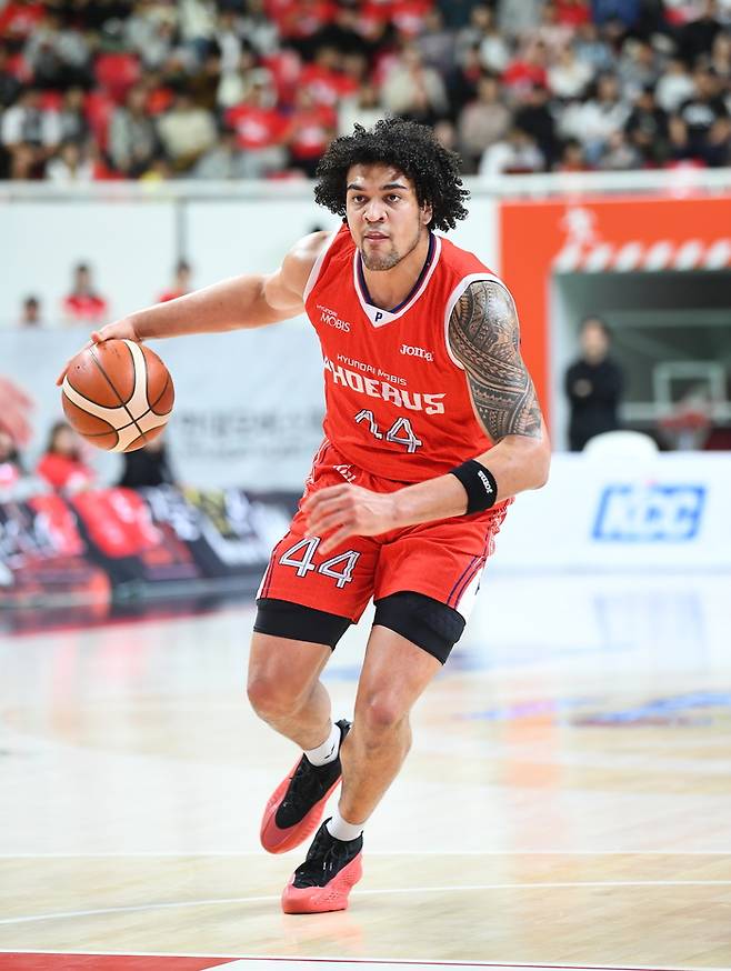 현대모비스 게이지 프림이 울산동천체육관에서 열린 2024~2025 KCC 프로농구 6강 플레이오프 1차전 안양 정관장과 경기에서 드리블 하고 있다. 사진 | KBL