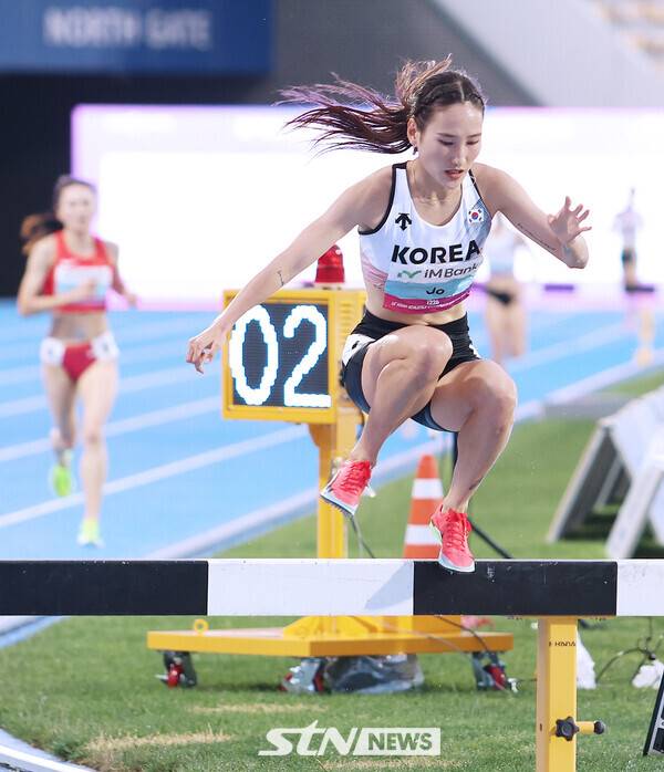 30일 오후 경북 구미시민운동장에서 열린 대회 여자 3000m 장애물 결선에 출전한 조하림(문경시청)이 장애물을 넘고 있다. 사진┃강명호 기자