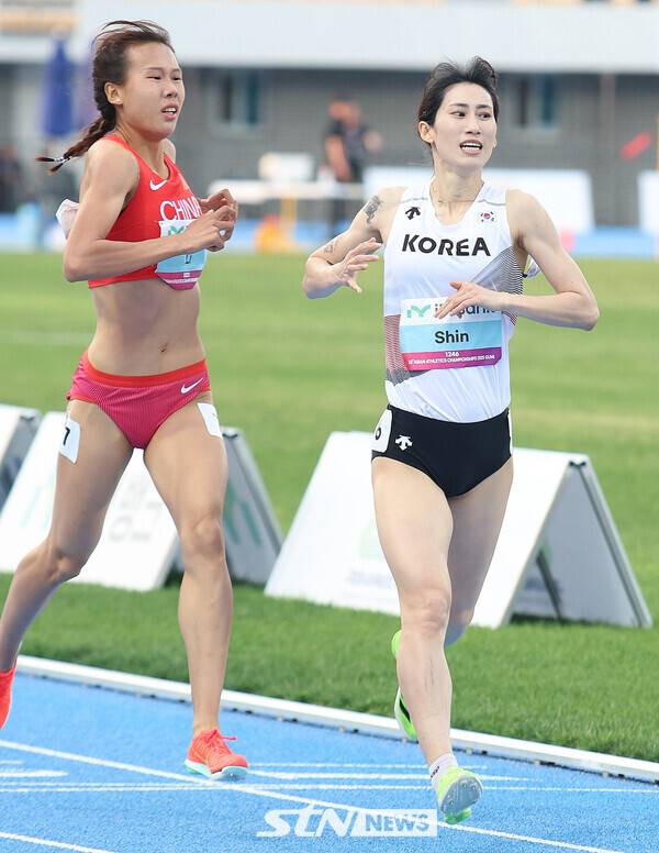 30일 경북 구미시민운동장에서 열린 2025 구미아시아육상선수권대회 여자 800m 예선에 출전한 김소망(나주시청)이 레이스를 펼치고 있다. 사진┃강명호 기자