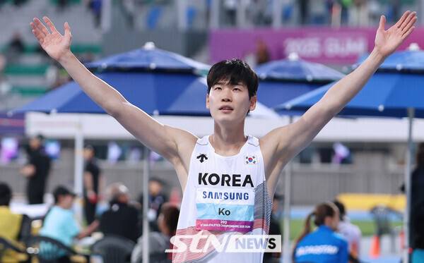 30일 경북 구미시민운동장에서 열린 '2025 구미아시아육상선수권대회' 남자 200m 준결선에 출전한 고승환(광주광역시청)이 역주를 펼친 후 환호하고 있다. 사진┃강명호 기자