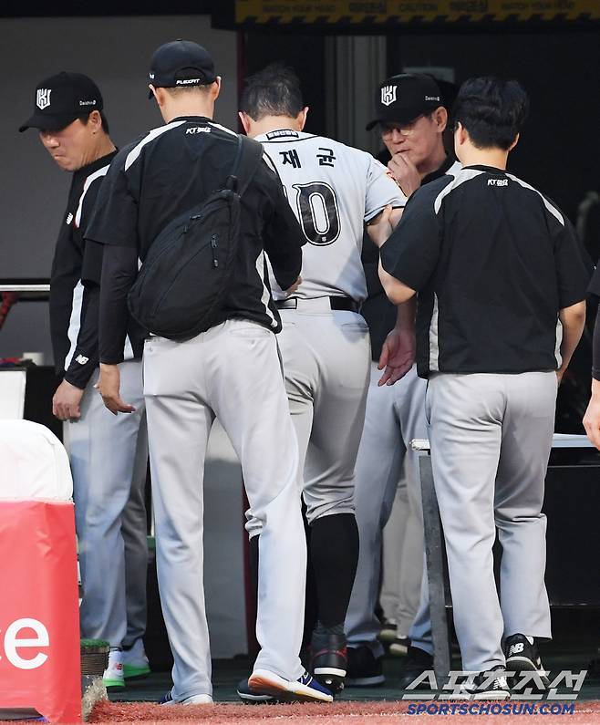 29일 수원KT위즈파크에서 열린 KBO리그 KT 위즈와 두산 베어스의 경기. 3회말 2사 1,2루 KT 로하스 적시타 때 득점한 황재균이 다리 통증을 호소하고 있다. 수원=박재만 기자 pjm@sportschosun.com/2025.05.29/