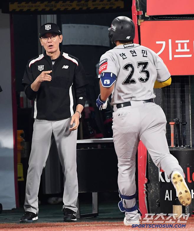 29일 수원KT위즈파크에서 열린 KBO리그 KT 위즈와 두산 베어스의 경기. 5회말 2사 만루 KT 안현민이 만루포를 날린 뒤 이강철 감독과 하이파이브를 하고 있다. 수원=박재만 기자 pjm@sportschosun.com/2025.05.29/
