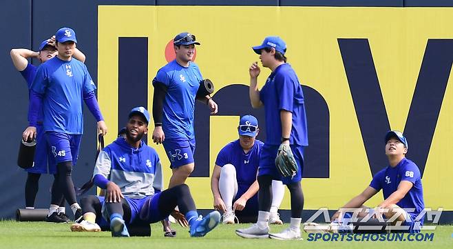 30일 잠실구장에서 열리는 KBO리그 LG와 삼성의 경기. 동료들과 함께 몸을 풀고 있는 삼성 최원태. 잠실=송정헌 기자songs@sportschosun.com/2025.05.30/
