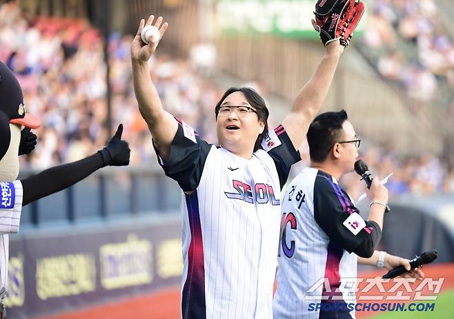 30일 잠실구장에서 열리는 KBO리그 LG와 삼성의 경기. 배우 구성환이 시구를 했다. 야구팬들에게 인사를 건네는 구성환. 잠실=송정헌 기자songs@sportschosun.com/2025.05.30/