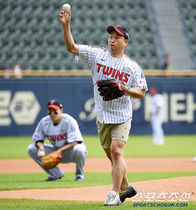 23일 잠실구장에서 열린 LG 트윈스와 KT 위즈의 DH 1차전 경기. 배우 구성환이 시구를 하고 있다. 잠실=박재만 기자 pjm@sportschosun.com/2024.06.23/