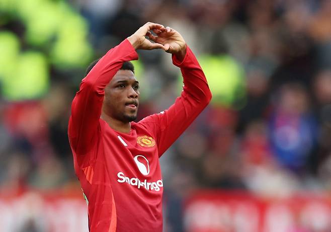 Soccer Football - Premier League - Manchester United v Aston Villa - Old Trafford, Manchester, Britain - May 25, 2025 Manchester United's Amad Diallo celebrates scoring their first goal REUTERS/Chris Radburn EDITORIAL USE ONLY. NO USE WITH UNAUTHORIZED AUDIO, VIDEO, DATA, FIXTURE LISTS, CLUB/LEAGUE LOGOS OR 'LIVE' SERVICES. ONLINE IN-MATCH USE LIMITED TO 120 IMAGES, NO VIDEO EMULATION. NO USE IN BETTING, GAMES OR SINGLE CLUB/LEAGUE/PLAYER PUBLICATIONS. PLEASE CONTACT YOUR ACCOUNT REPRESENTATIVE FOR FURTHER DETAILS..<저작권자(c) 연합뉴스, 무단 전재-재배포, AI 학습 및 활용 금지>