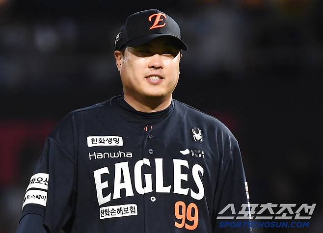 30일 창원 NC파크에서 열린 한화-NC전. 6회 하주석의 호수비에 무실점으로 이닝을 마친 류현진이 웃고 있다. 창원=정재근 기자 cjg@sportschosun.com/2025.5.30/