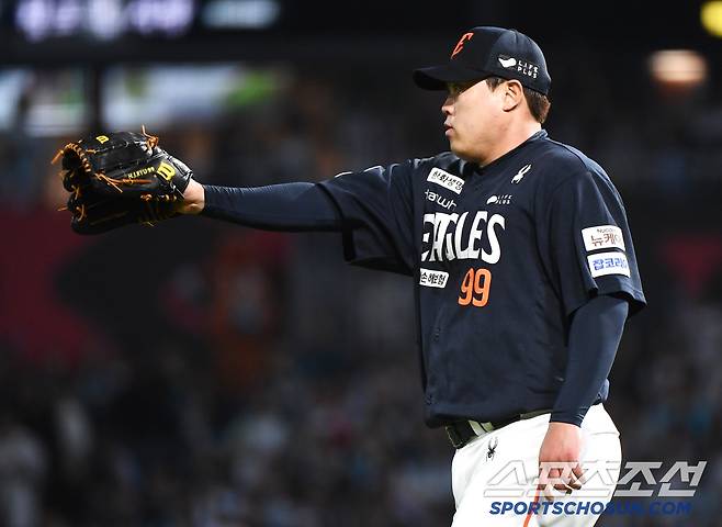 30일 창원 NC파크에서 열린 한화-NC전. 6회 하주석의 호수비에 류현진이 기뻐하고 있다. 창원=정재근 기자 cjg@sportschosun.com/2025.5.30/