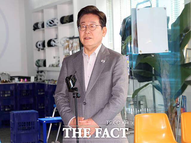 이재명 더불어민주당 대선 후보가 30일 장남이 부적절한 댓글을 달았다는 논란에 대해 "잘못 키운 제 잘못"이라면서도 이준석 개혁신당 대선 후보가 "표현을 과장·왜곡했다"며 "충분한 사법적 제재가 뒤따라야 한다"고 말했다. /배정한 기자