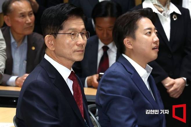 김문수 국민의힘 대선 후보와 이준석 개혁신당 대선 후보가 지난 19일 서울시청에서 열린 약자와 동행하는 서울 토론회에 참석하고 있다. 김현민 기자