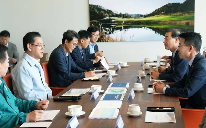 김영록 전라남도지사가 30일 해양관광단지를 조성하는 여수 경도지구를 방문, 관계자와 추진 방안을 논의하고 있다. 전남도 제공