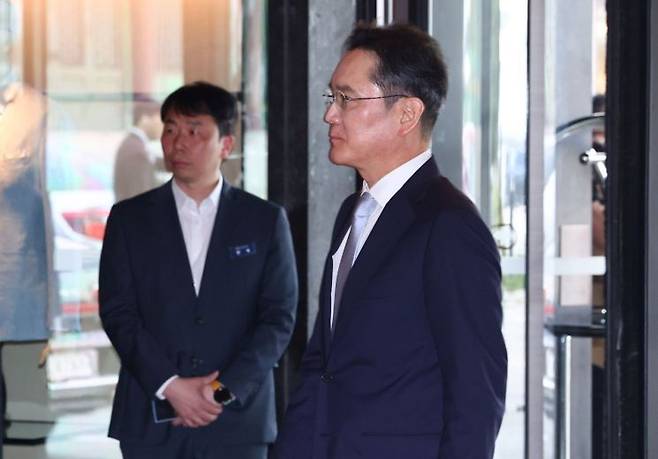 이재용 삼성전자 회장이 30일 서울 중구 신라호텔에서 열린 2025 삼성호암상 시상식에 참석하기 위해 이동하고 있다. 연합뉴스