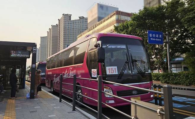 경남 창원시 원이대로의 한 버스정류장에 비상수송수단으로 투입된 전세버스가 버스 노선번호를 달고 있다. 이세령 기자
