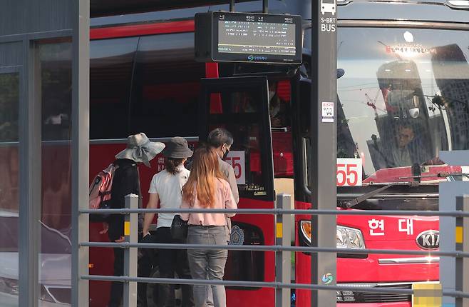 사진 : 창원시에서 마련한 전세버스 (출처=연합뉴스)