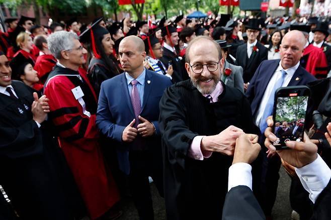29일 열린 졸업식에서 앨런 가버 하버드 대학교 총장이 학생들의 환영을 받고 있다./EPA 연합뉴스