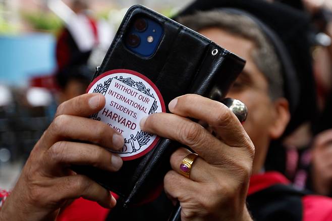 29일 열린 하버드 대학교 졸업식에서 많은 교수진과 학생이 외국 유학생들을 지지하는 스티커를 붙였다./EPA 연합뉴스