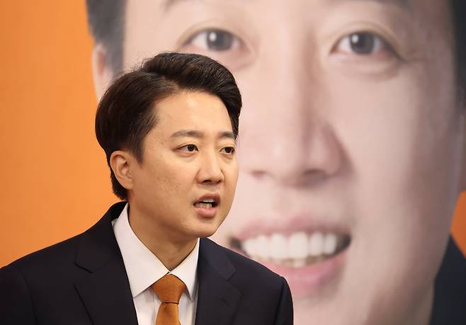 이준석 개혁신당 대선후보가 29일 오전 서울 여의도 국회에서 열린 TV토론 당시 여성 신체 부위 언급에 대한 입장과 이재명 더불어민주당 후보 아들 의혹에 대한 긴급 기자회견에서 취재진의 질문에 답변하고 있다./뉴시스