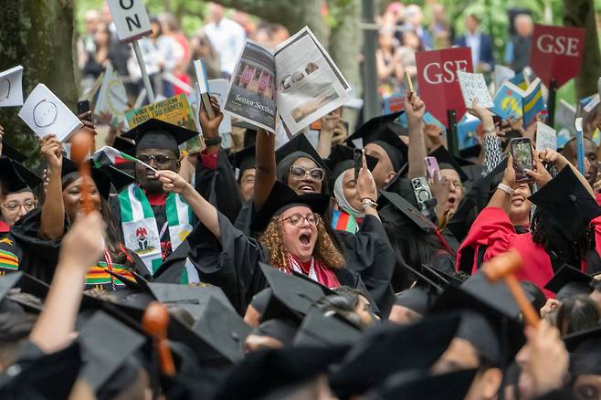 29일(현지 시각) 미국 매사추세츠주 케임브리지 하버드 야드에서 열린 제374회 하버드대학 졸업식에서 졸업생들이 환호하고 있다./AFP 연합뉴스