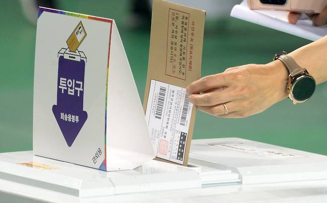 제21대 대통령선거 사전투표 둘째 날인 30일 전북 전주시 덕진구 전주실내체육관에 마련된 사전투표소를 찾은 시민이 투표를 하고 있다. /뉴시스