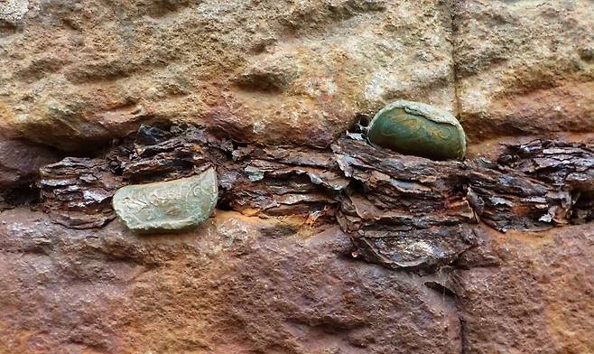 북아일랜드 자이언츠 코즈웨이 암석에 동전이 끼여있는 모습. /내셔널 트러스트 홈페이지