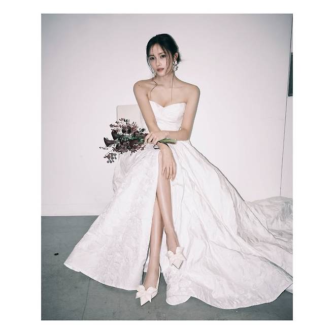이번 봄 화제가 됐던 효민의 결혼식. 웨딩 화보 드레스 룩을 위해 지미추 브라이덜 슈즈를 신었다. @hyominnn