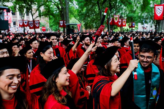 29일(현지 시각) 미국 매사추세츠주 케임브리지 하버드 야드에서 열린 제374회 하버드대학 졸업식에서 졸업생들이 환호하고 있다. /로이터 연합뉴스
