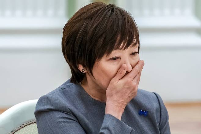 29일(현지 시각) 아베 신조 전 일본 총리의 부인 아키에 여사가 크렘린궁에서 블라디미르 푸틴 러시아 대통령과 만나 눈물을 흘리고 있다. /AP 연합뉴스