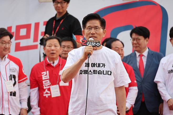 김문수 국민의힘 대선 후보가 30일 강원 원주시 문화의거리에서 유세를 하고 있다. /연합뉴스