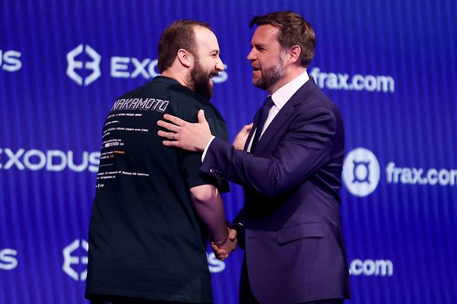 JD밴스 미국 부통령이 29일 미국 네바다주 라스베가스에서 열린 비트코인 컨퍼런스에서 데이비드 베일리 나캄토 CEO와 인사하고 있다. /연합뉴스