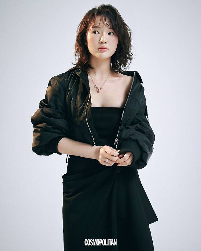 봄버 재킷 GANNI BY BEAKER. 블랙 원피스 SONGE CREUX. 네클리스 BY THE NAME OF. 링 UIL JEWELRY