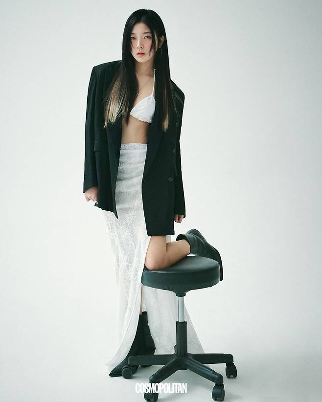 블랙 재킷 SONGE CREUX. 화이트 톱, 스커트 모두 L'EAU ET. 앵클 부츠 ZARA. 네클리스, 링 모두 스타일리스트 소장품.