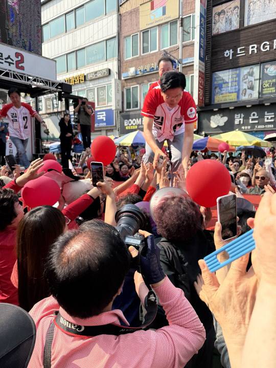 제천 문화의거리에 마련된 연단에 오른 김 후보가 지지자들의 손을 잡아주고 있다. 사진=이상진 기자