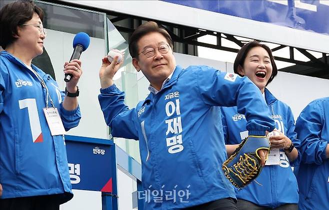 이재명 더불어민주당 대선 후보가 29일 오후 서울 송파구 잠실야구장 앞 광장에서 열린 강동구·송파구 집중유세에서 기표 기호가 새겨진 야구공을 던지는 퍼포먼스를 하고 있다. ⓒ데일리안 홍금표 기자