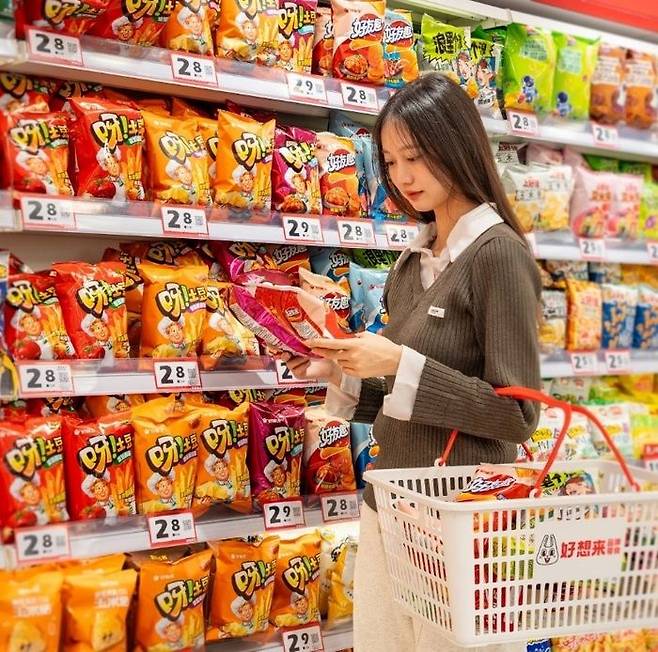 중국의 한 대형마트에서 소비자가 오리온 제품을 고르는 모습.ⓒ오리온