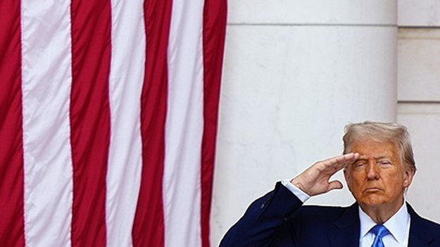 도널드 트럼프 미국 대통령이 지난 26일(현지시간) 버지니아주 알링턴 국립묘지에 참배한 후 경례하고 있다. ⓒAP/연합뉴스