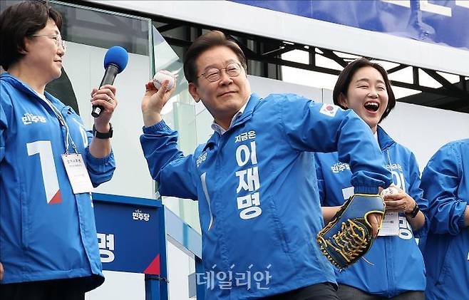 이재명 더불어민주당 대선 후보(사진 가운데)가 지난 29일 오후 서울 송파구 잠실야구장 앞 광장에서 열린 강동구·송파구 집중유세에서 기표 기호가 새겨진 야구공을 던지는 퍼포먼스를 하고 있다. ⓒ데일리안 홍금표 기자