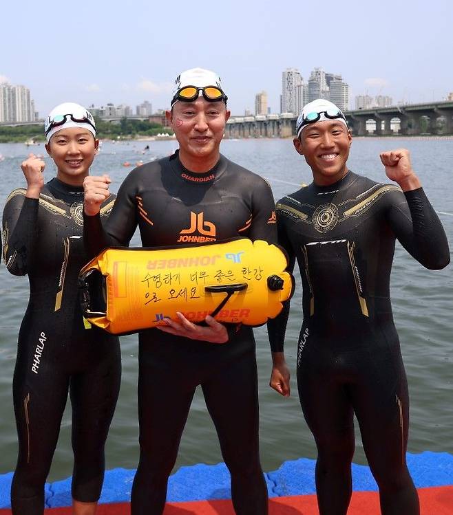오세훈 서울시장이 30일 '쉬엄쉬엄 한강 3종 축제' 1일차 수영종목에 출발 전 '수영하기 너무 좋은 한강으로 오세요 수질 환상적!' 안전부이를 들고 도강을 준비하고 있다.ⓒ서울시 제공