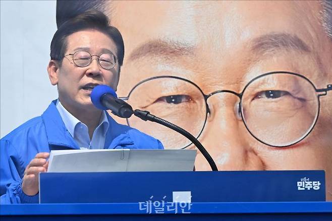 이재명 더불어민주당 대선 후보가 30일 오후 강원 춘천시 춘천역 광장에서 열린 집중유세에서 지지를 호소하고 있다. ⓒ데일리안 홍금표 기자