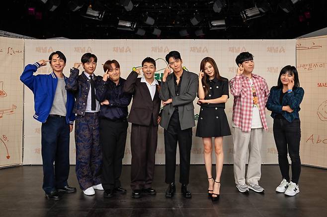 29일 채널A 신규 예능 프로그램 ‘브레인 아카데미’(매주 목요일 오후 10시 방송) 제작발표회에 나선 출연자와 제작진. 왼쪽부터 문영석 PD, 배우 이상엽, 개그맨 황제성, 방송인 전현무, 배우 하석진 윤소희, 과학 유튜버 궤도, 서혜승 CP. 채널A 제공