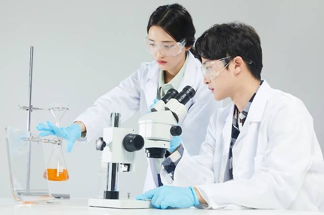 연구자들이 주력 분야에서 벗어날수록 연구 영향력이 떨어진다는 분석이 나왔다. 게티이미지코리아