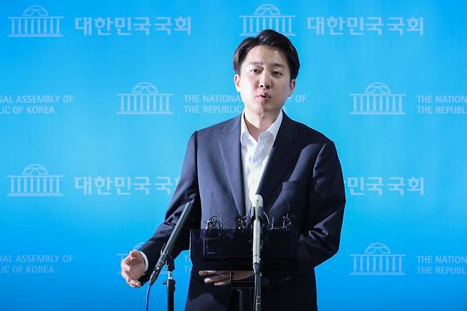 이준석 개혁신당 대통령 후보가 30일 오후 서울 여의도 국회 소통관에서 민주당, 조국혁신당, 진보당, 기본소득당, 사회민주당 의원들이 자신을 국회에서 제명시키는 징계안을 제출한 것과 관련 긴급 기자회견을 한 뒤 취재진 질문에 답하고 있다. 2025.5.30/뉴스1