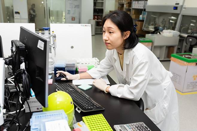큐로셀 연구원이 시험 데이터를&nbsp;확인하고 있다. 큐로셀 제공