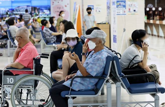 대학병원에&nbsp;내원한 환자들이 마스크를 착용하고 있다. 연합뉴스 제공.